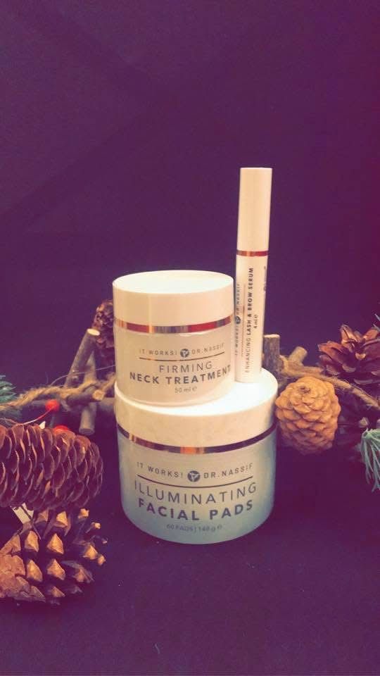 Jule bilde med it works produkter, renser huden,strammer opp og serum for vippene